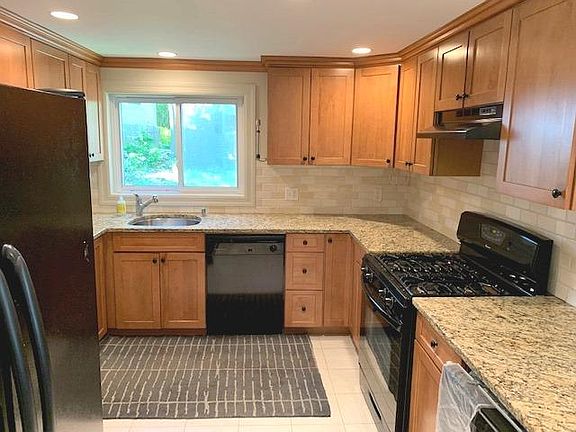 Modern Upgraded Kitchen, Granite Counters and Plenty of Cabinetry