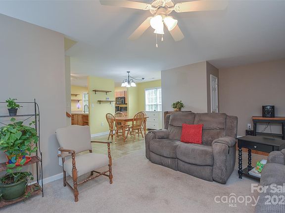 5th image of 405 Brookfield Dr