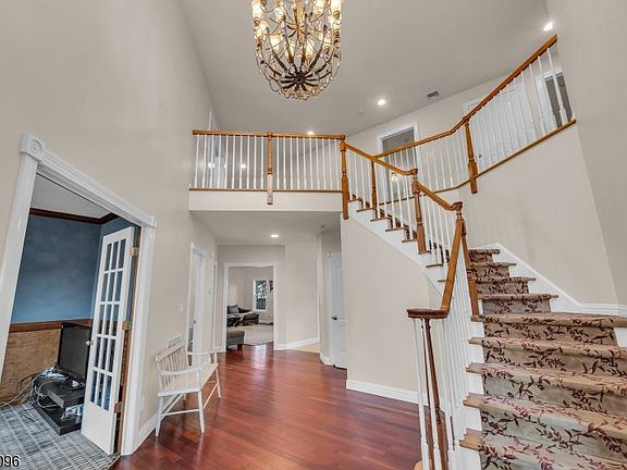 5th image of 136 Tappan Rd