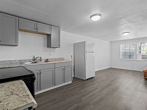 4th image of 2715 Woodlawn Blvd #16