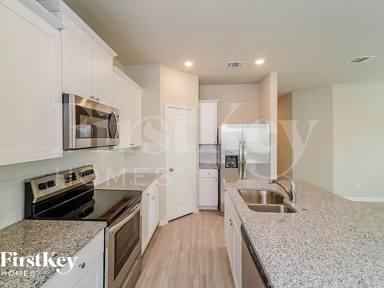 2704 La Mundial St — Photo 6