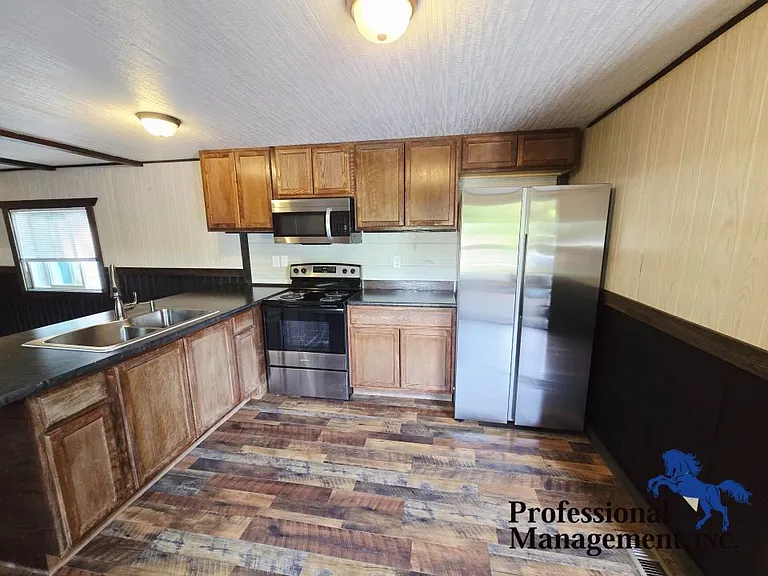 1620 Valley Dr — Photo 3