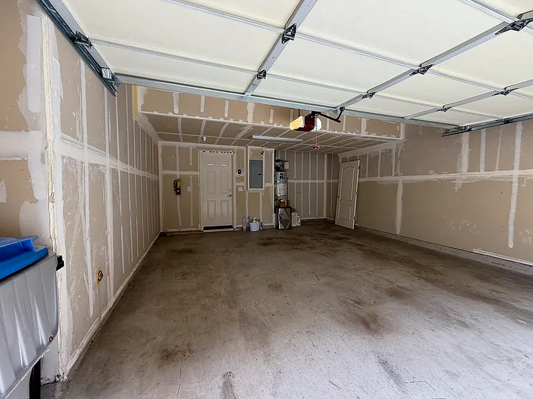 2100 Beech Cir — Photo 25