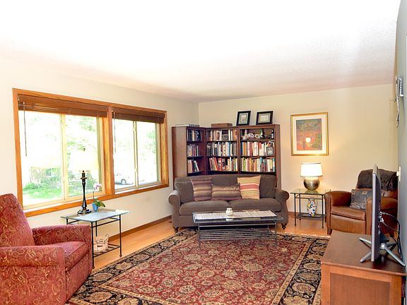 3rd image of 710 125th Ln NE