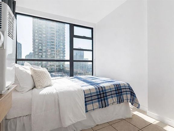 5th image of 939 Homer St #805