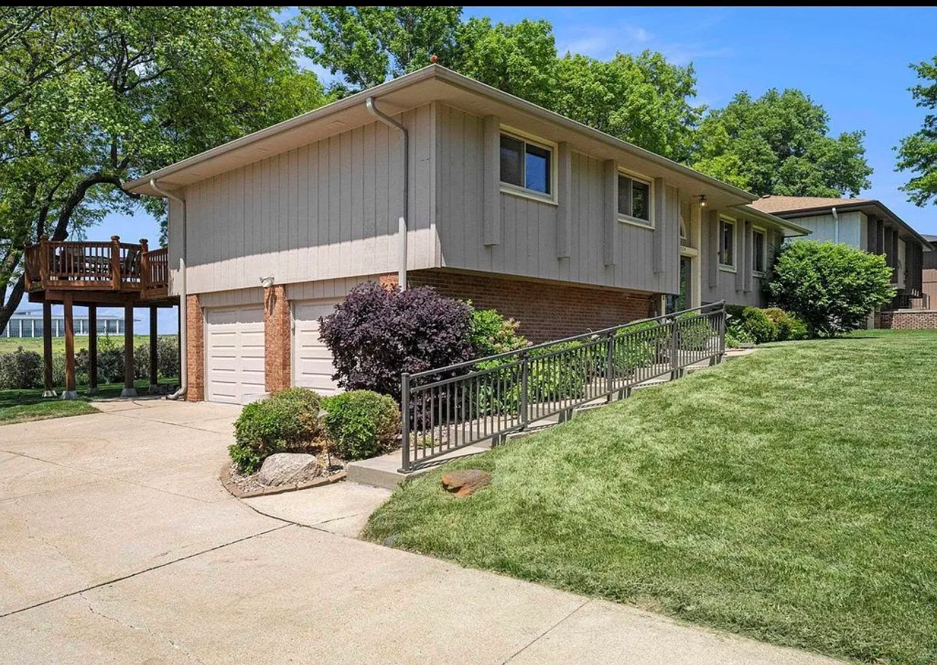 4 bed, 2.5 bath, 2303 sqft, $3,400 — Photo 3