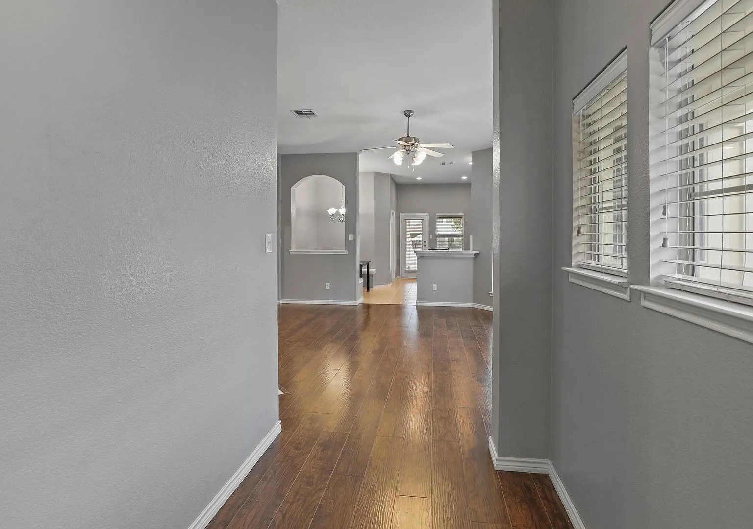 Quaint 3 Bedroom 2 Bathroom Home Tucked Away in Savannah! — Photo 3