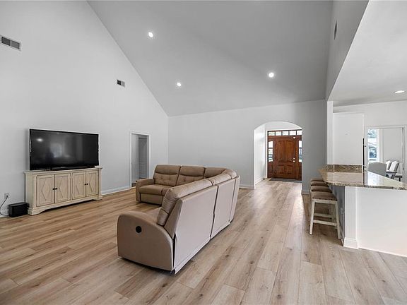 3rd image of 237 Wildwood Dr