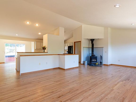 3rd image of 208 Venus Rd