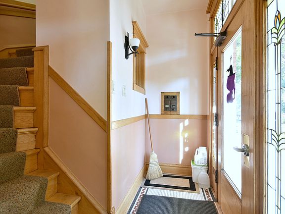 5th image of 2430 Clarence Ave