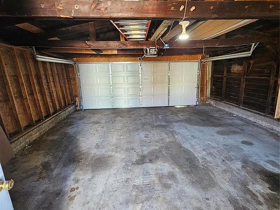 4th image of 4742 Newport Ave