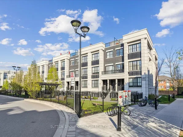 652 Cricklewood Dr #220, Mississauga, ON L5G 0B7