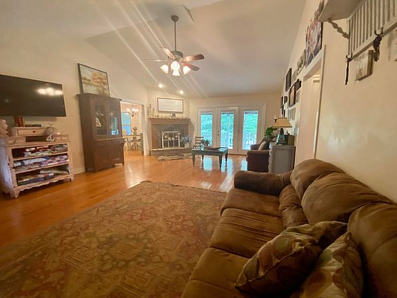 3rd image of 904 Summerwind Dr