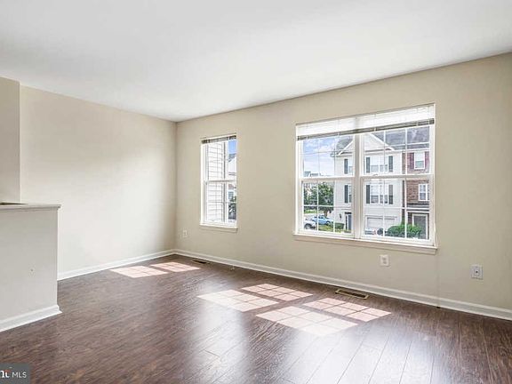 4th image of 45430 Clarkes Crossing Sq