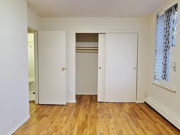 3rd image of 915 E 179th St APT 4A