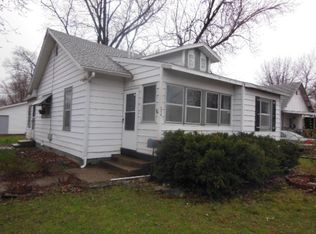 214 Fair Ave, Flora, IL 62839