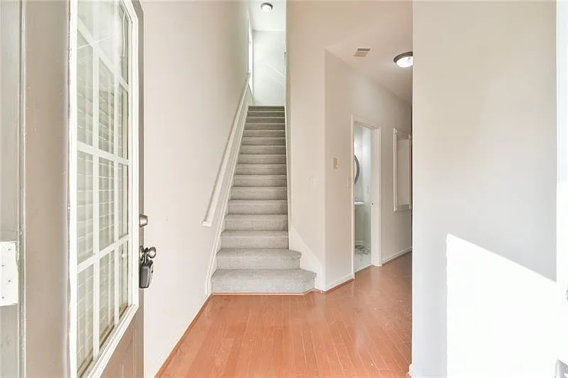 3 bed, 2.5 bath, 1894 sqft, $2,300 — Photo 3