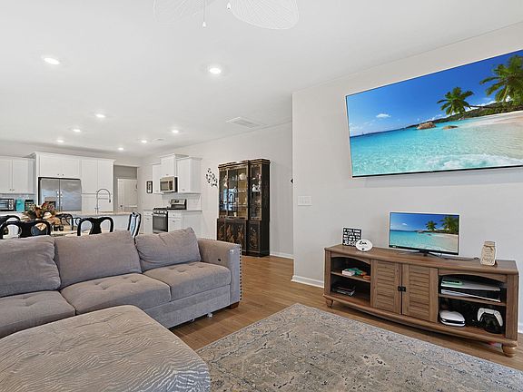 5th image of 3061 Sistine St.