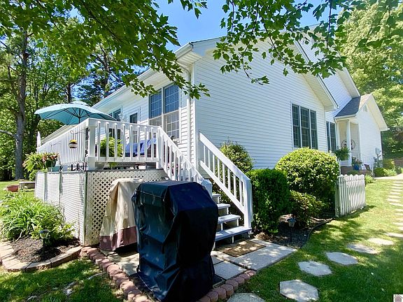 5th image of 33 Village Dr W