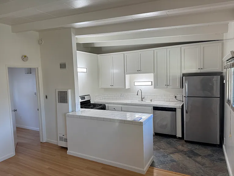 Seabreeze Apartments — Photo 32