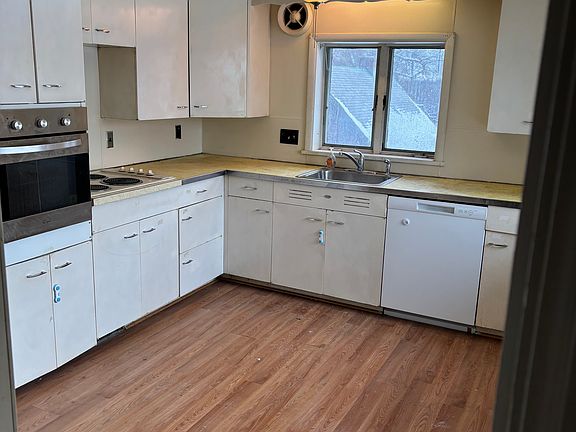 LARGE EAT IN KITCHEN