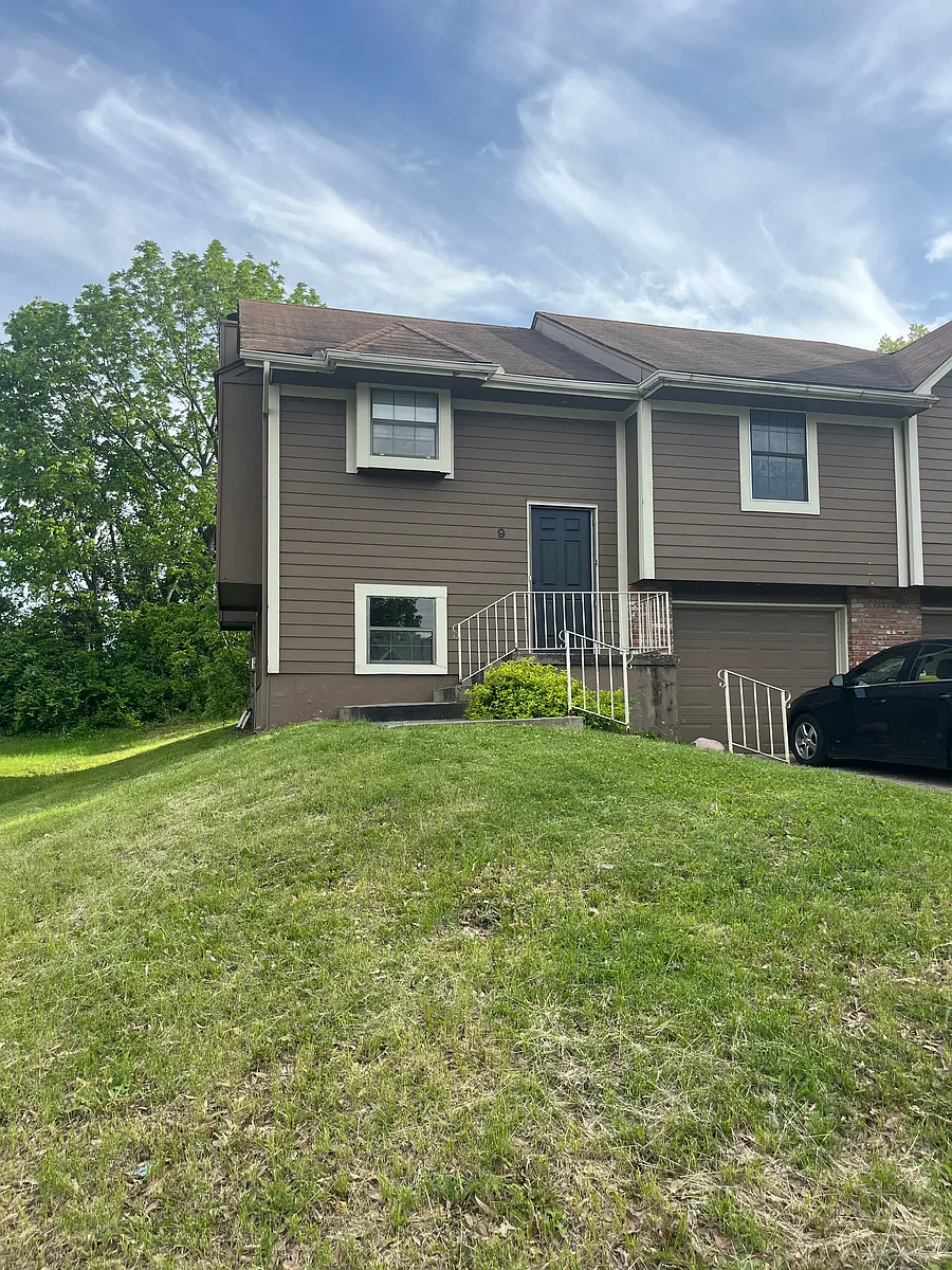 Large 3 Bedroom 2 Full Bathroom unit with new Paint and flooring througout! - 9 W 132nd St