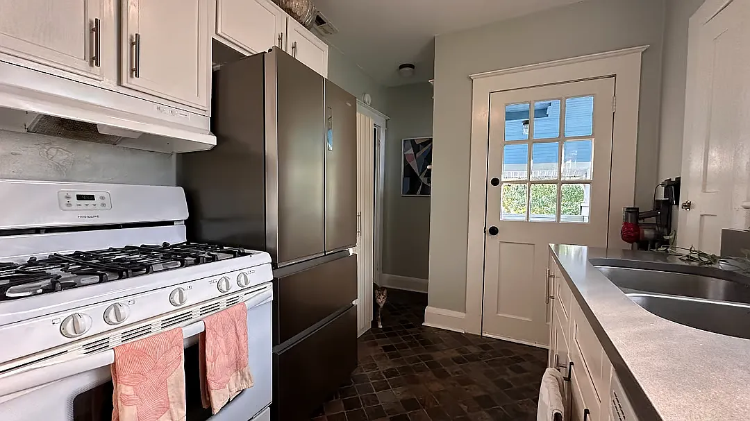 2 bed, 900 sqft, $2,300 — Photo 3