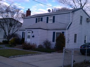 91 Underhill Ave, Hicksville, NY 11801