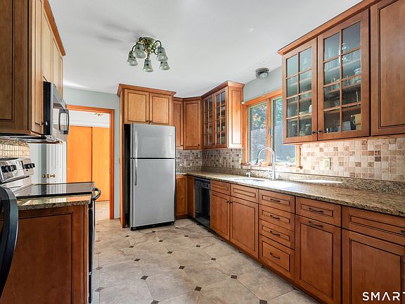 4th image of 11 Candlewood Lane