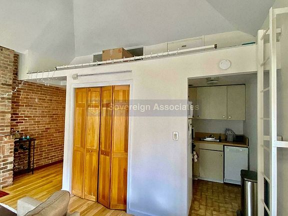 4th image of 213 W 71st St #4S