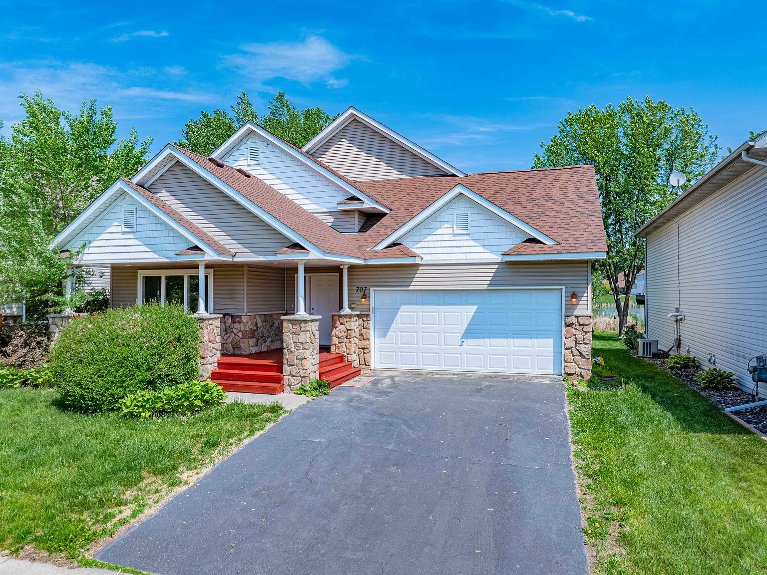 3 bed, 2087 sqft, $2,595 — Photo 1