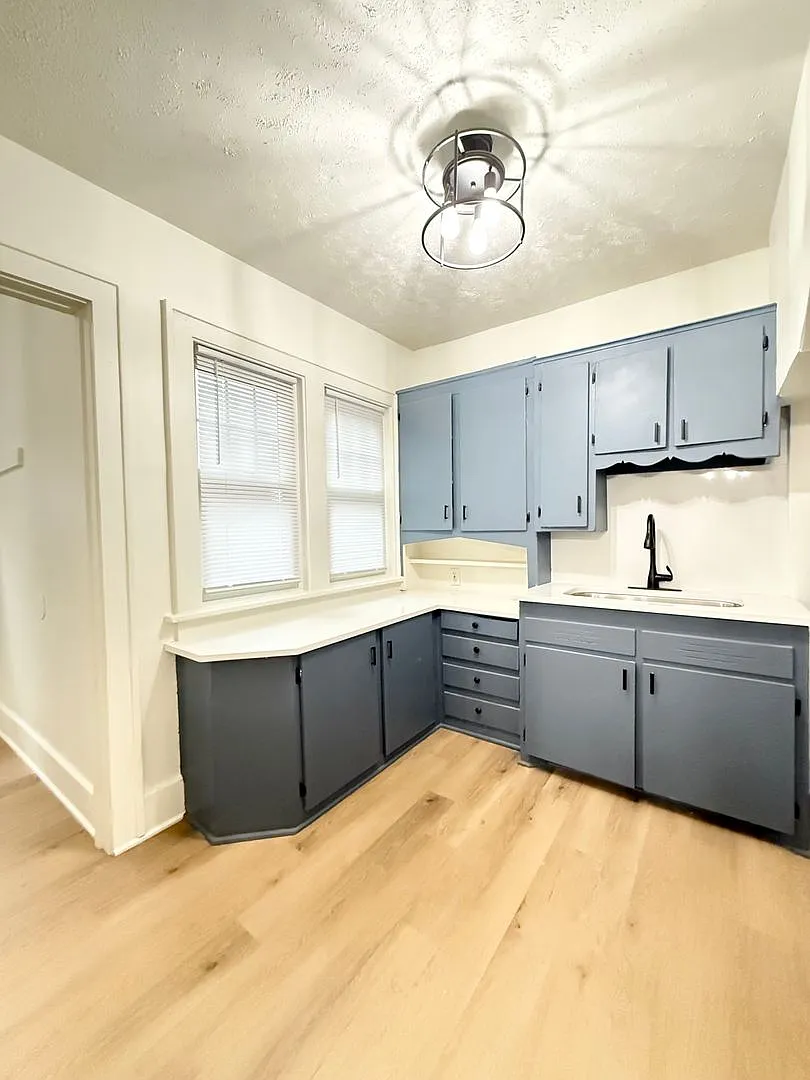 Available Now! Midtown 4 Bedroom Townhome — Photo 3