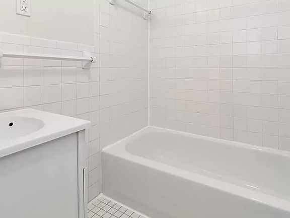 5th image of 221 E 85th St APT 19