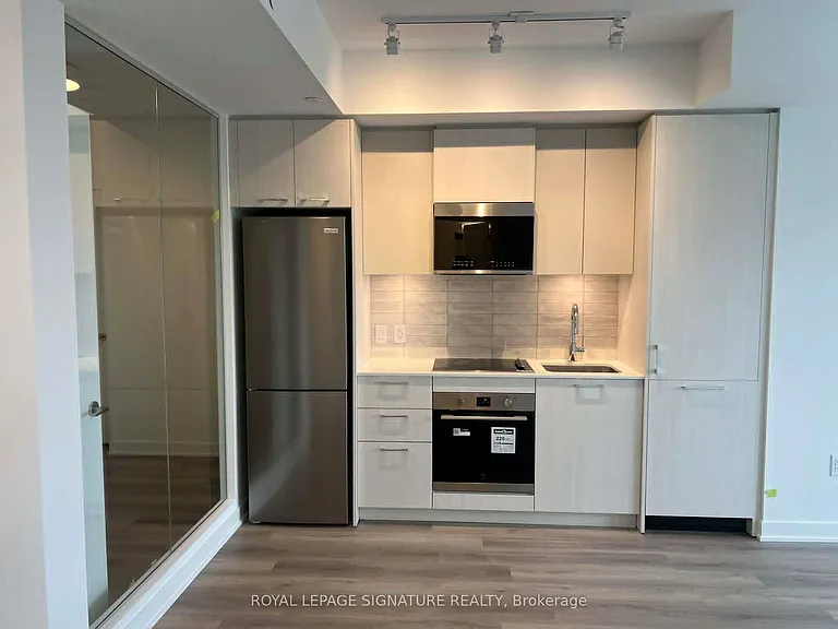 10 Oak St #2007 — Photo 2