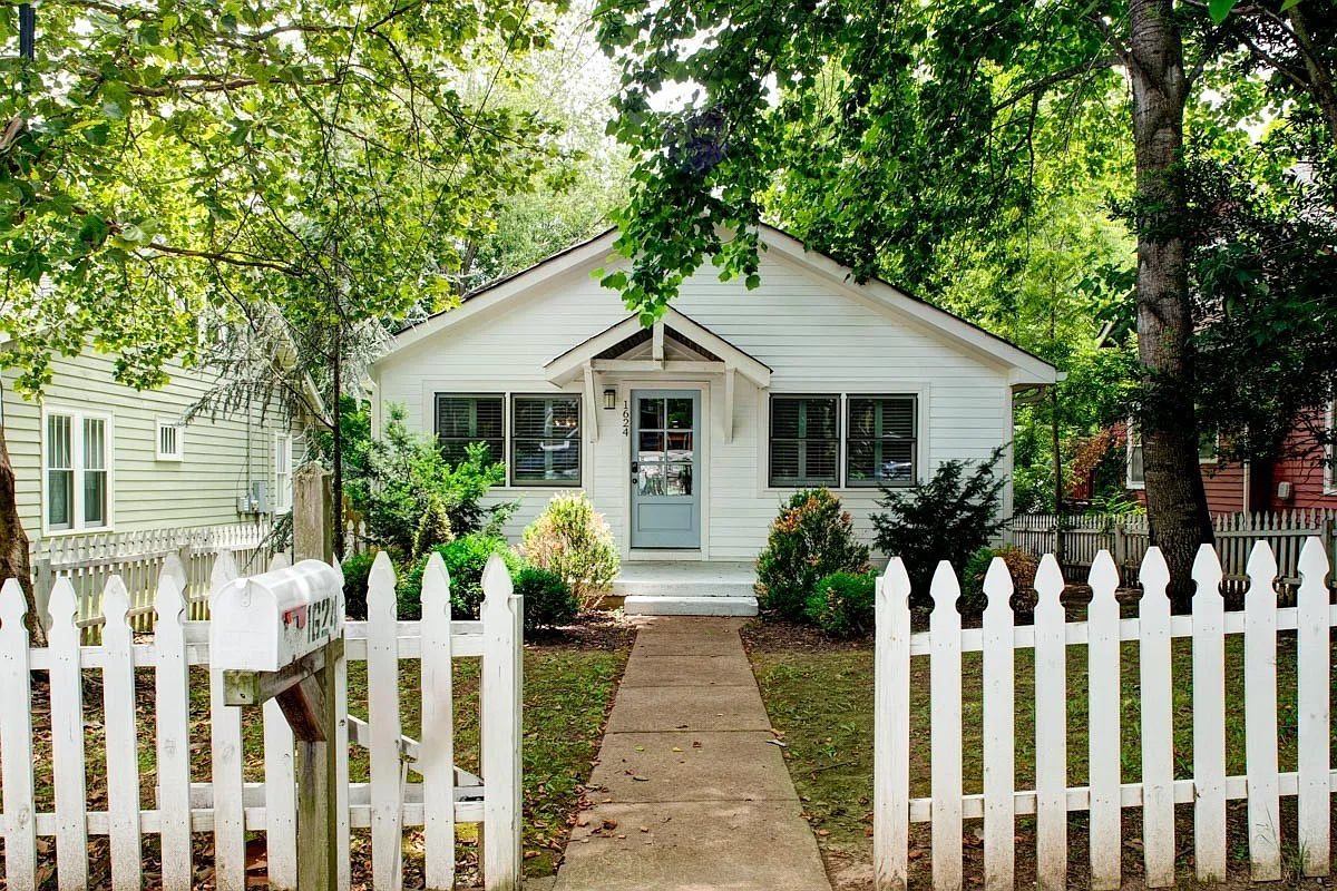 3 bed, 2.5 bath, 2072 sqft, $3,200 — Photo 1