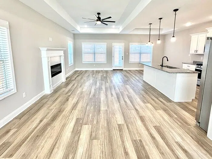 4 bed, 2.5 bath, 2300 sqft, $2,560 — Photo 2