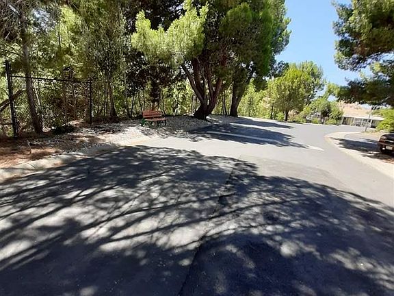 4th image of 52 Leo Ln