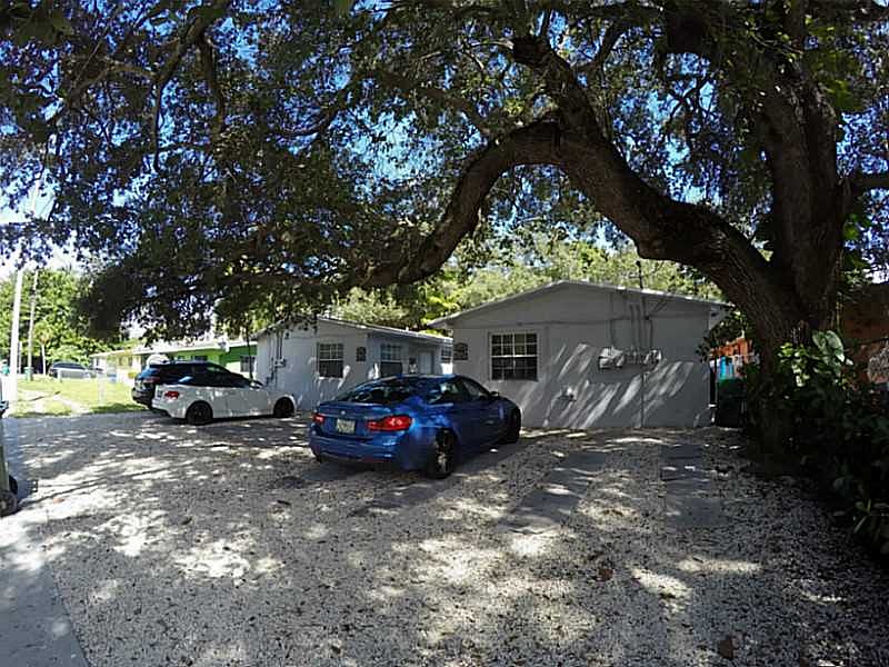 1st image of 3187 Plaza St