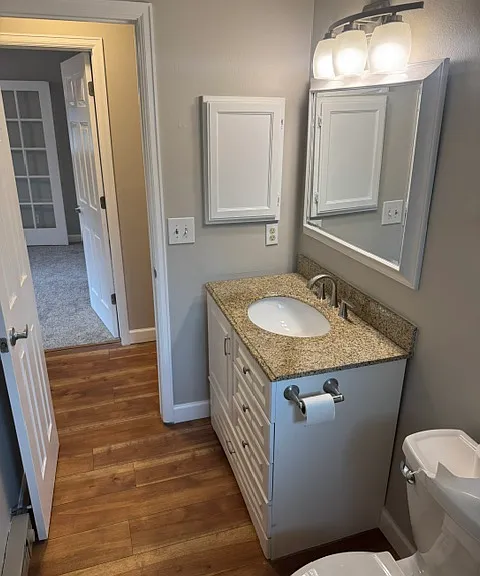 Bathroom looking to hallway off bedrooms and kitchen and hall to front door.