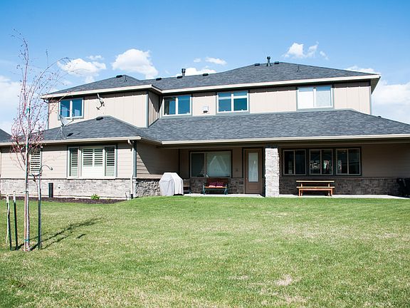 Large covered patio : Entertain family and friends. Porch is equipped with sound.