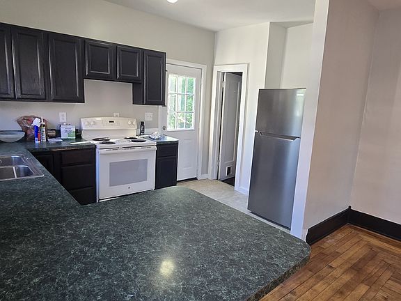 4th image of 409 Corunna Ave