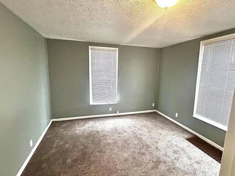 1421 Lyons Ave — Photo 4