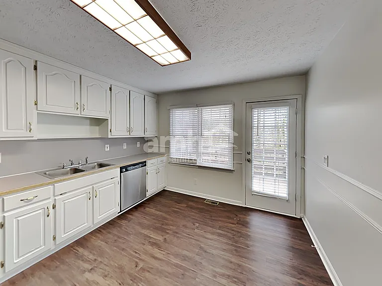 468 Springfield Dr — Photo 9