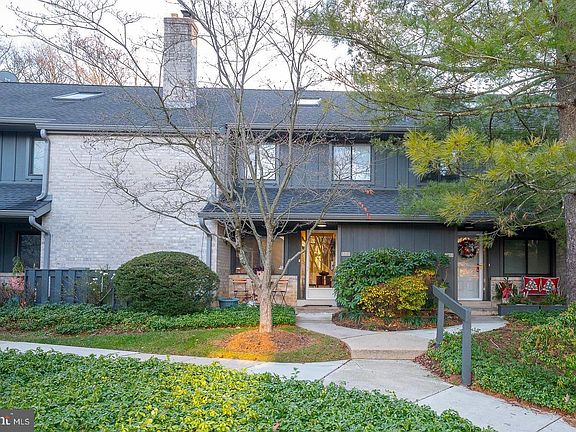 3rd image of 521 Foxwood Ln #521