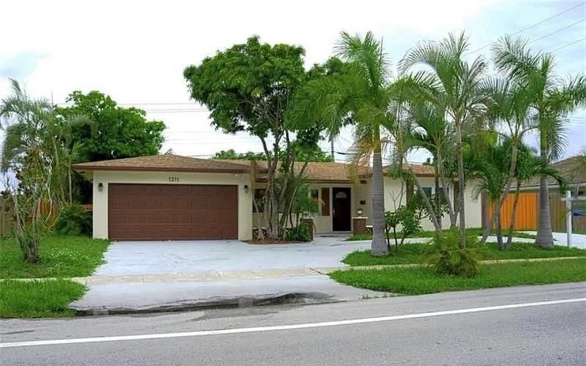 3 bed, 2.0 bath, 1576 sqft, $3,900 — Photo 1
