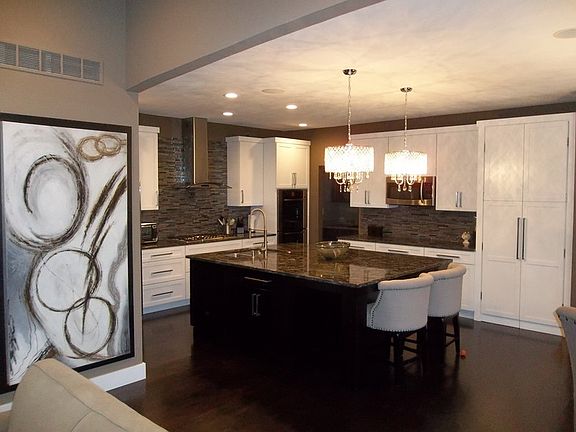 Dream Kitchen : Elegant yet functional - big deep soft-close drawers and pull-outs.