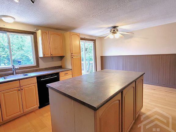 3rd image of 12 Wood St W