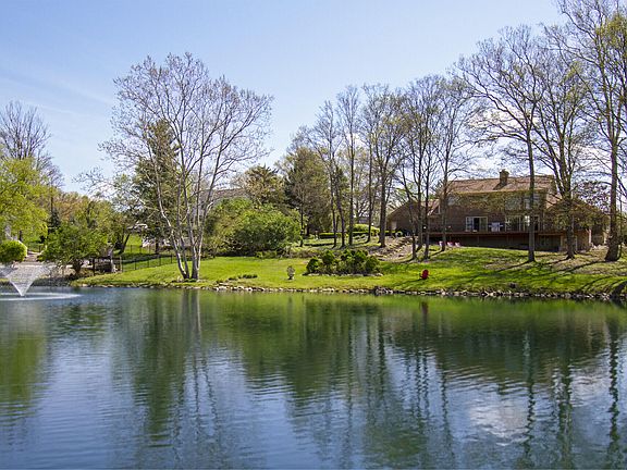 3rd image of 886 Squire Oaks Dr