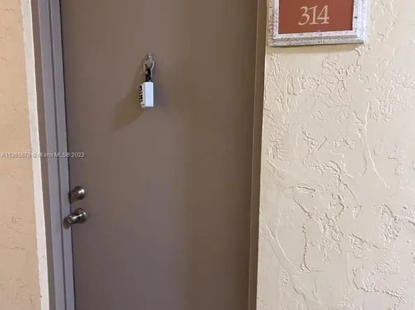8160 Geneva Ct APT 314, Doral, FL 33166