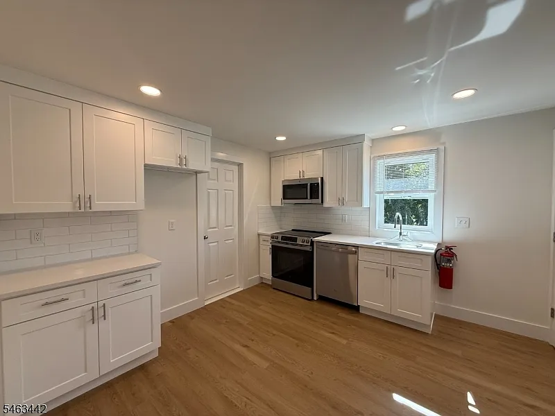 2 bed, 1.0 bath, $2,750 — Photo 3